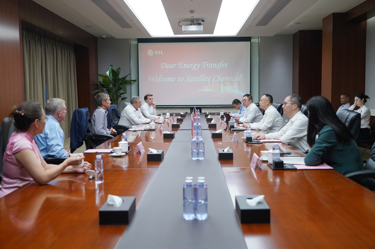 杨卫东董事长与美国能源传输公司联席首席执行官麦吉·麦克莱一行亲切会谈