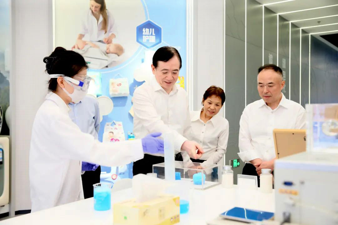 浙江省人大常委会副主任刘忻一行走访省人大代表杨卫东
